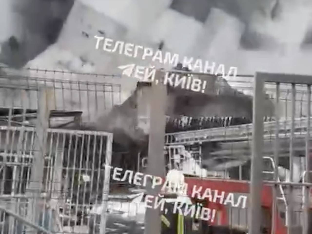Обрушение радиозавода в Киеве после российского удара попало на видео