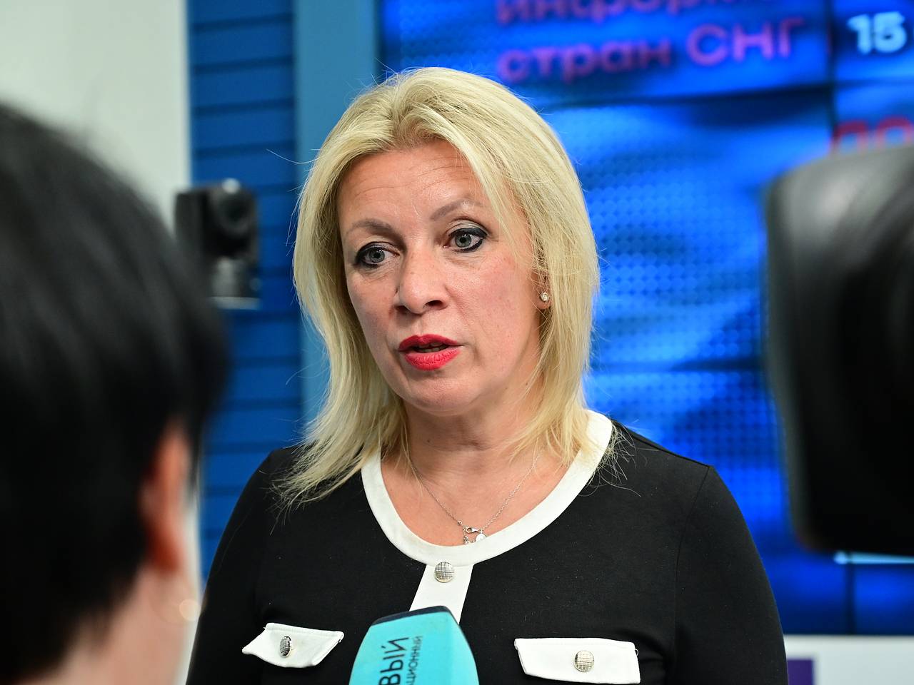 Захарова ответила анекдотом на задержание британского политика по возвращении из Москвы