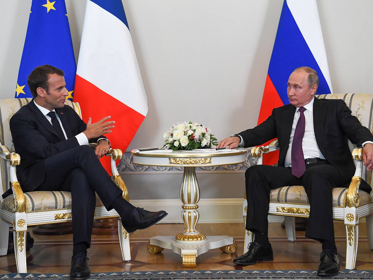 Макрон назвал условие для переговоров с Путиным