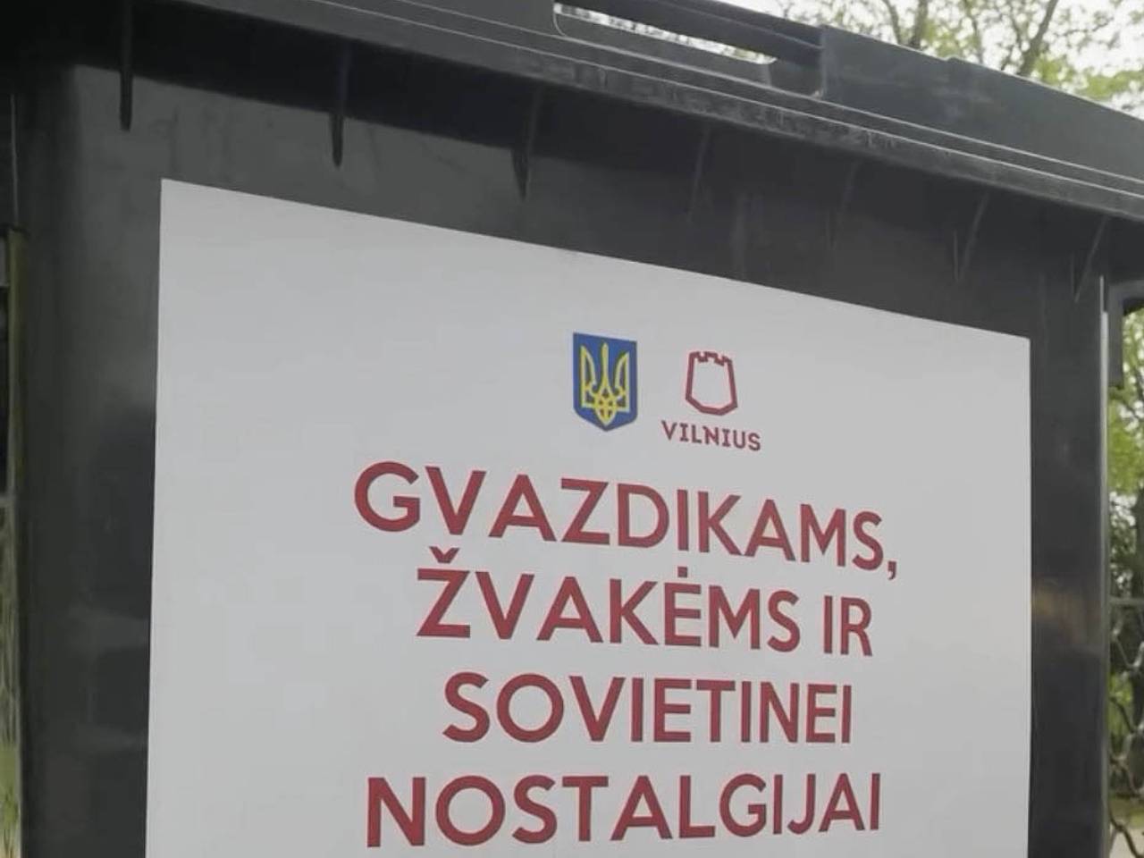 В Вильнюсе установили мусорный бак для гвоздик и советской ностальгии
