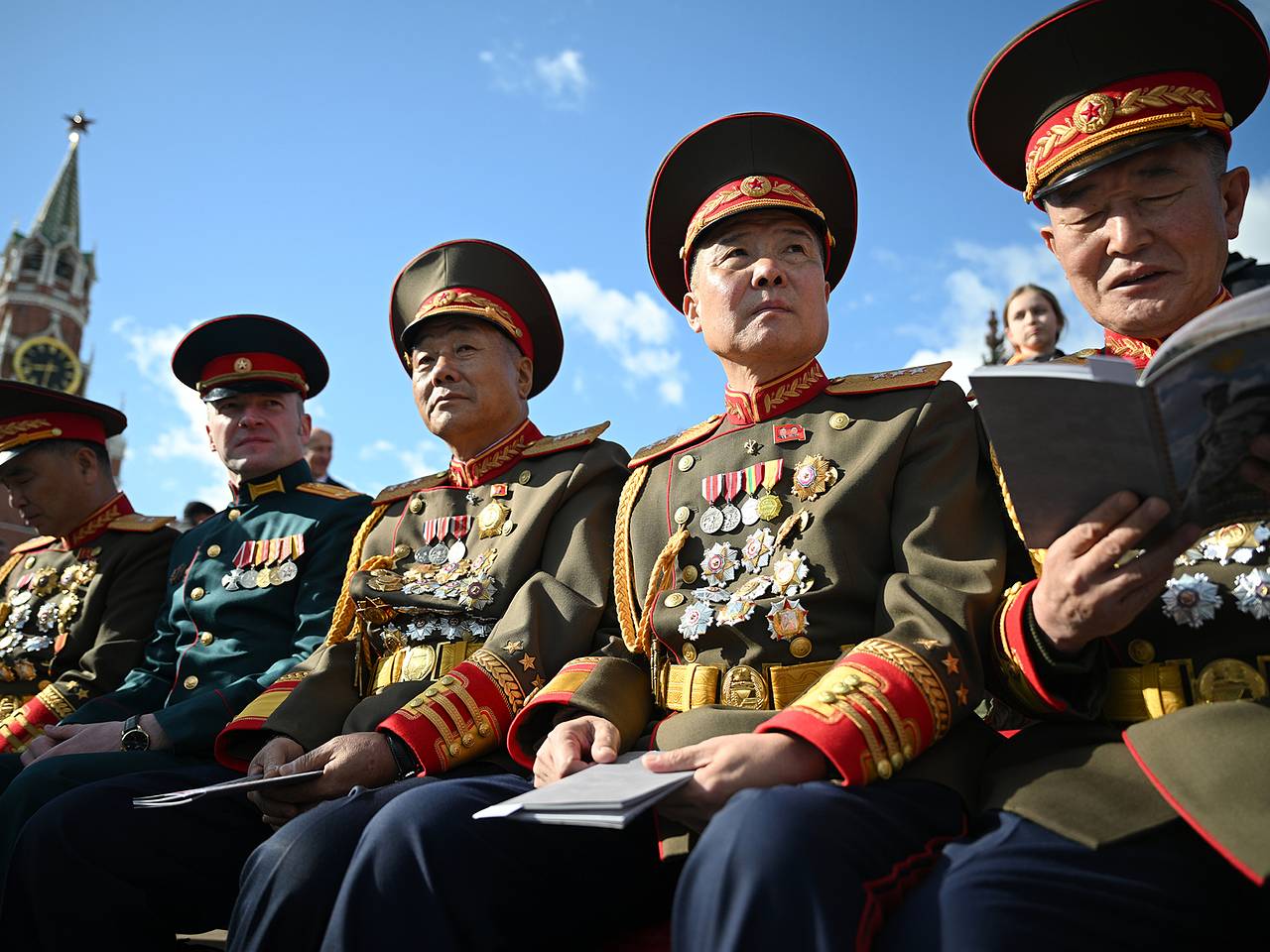 Большое количество наград на кителях северокорейских военных объяснили