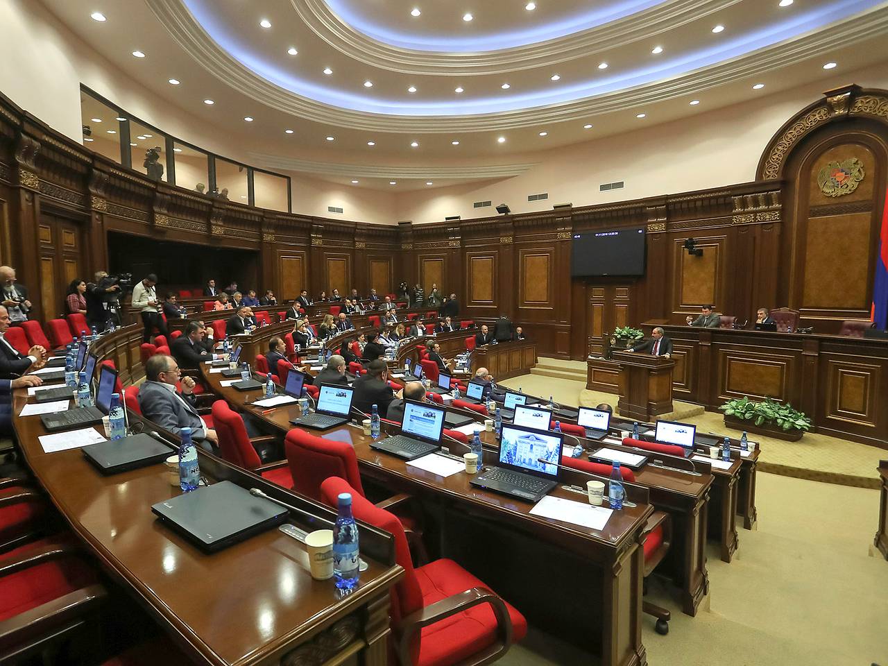 Массовая потасовка в парламенте Армении попала на видео
