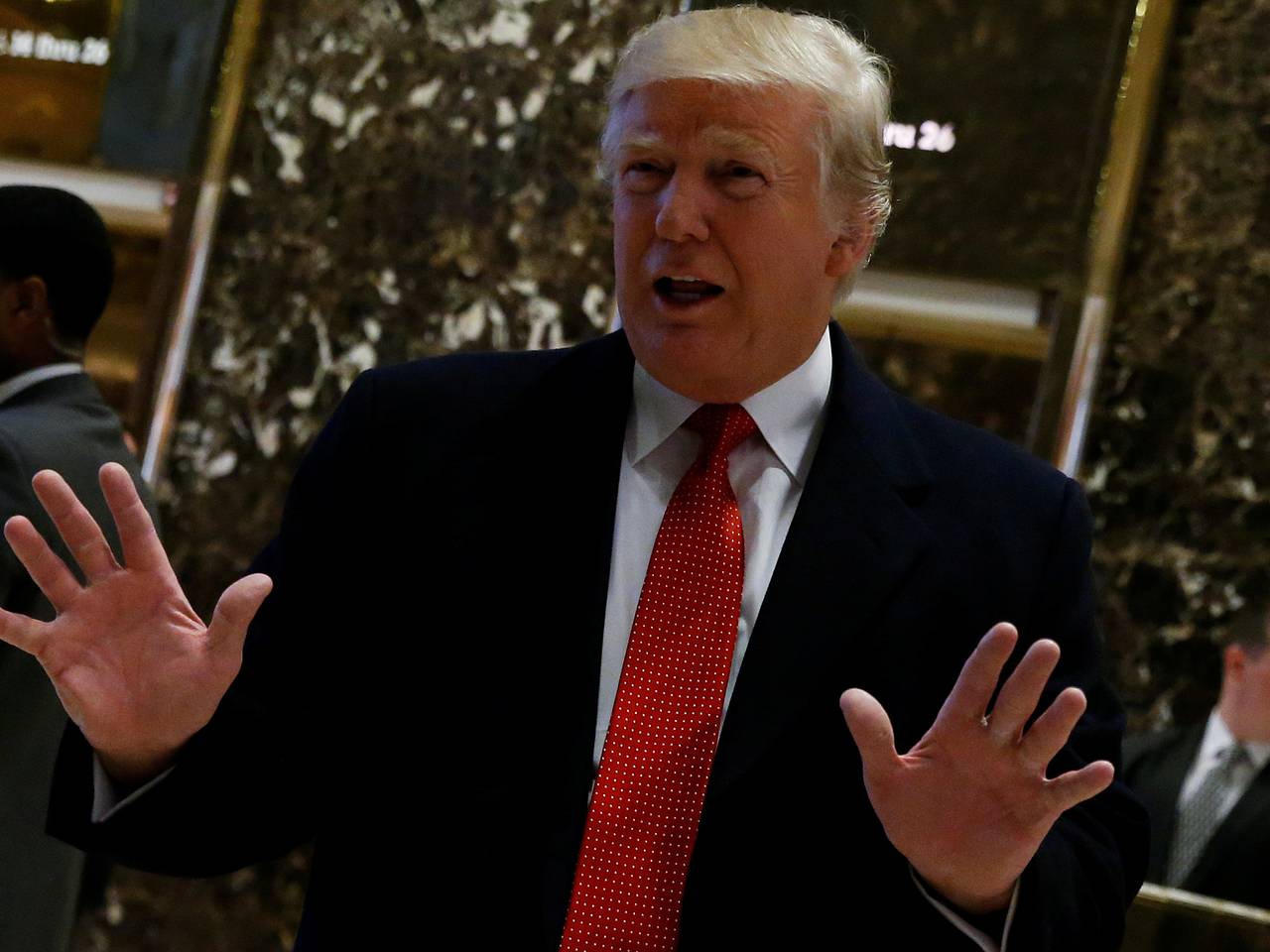 Трампа встретили в Абу-Даби «танцем волос»