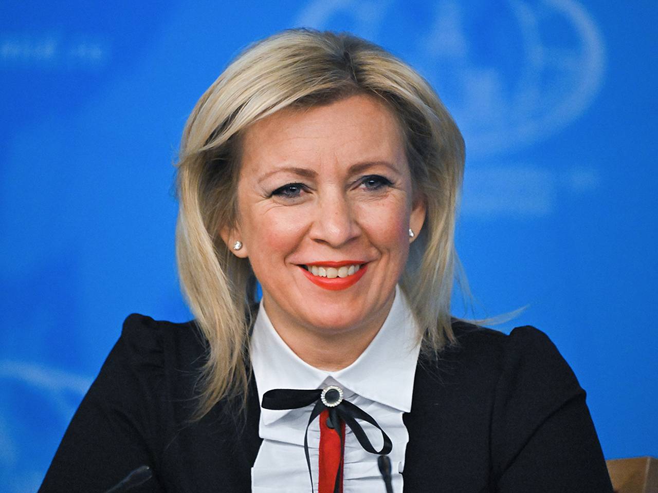 Захарова высмеяла забывших убрать странный пакетик и ложечку Макрона и Мерца
