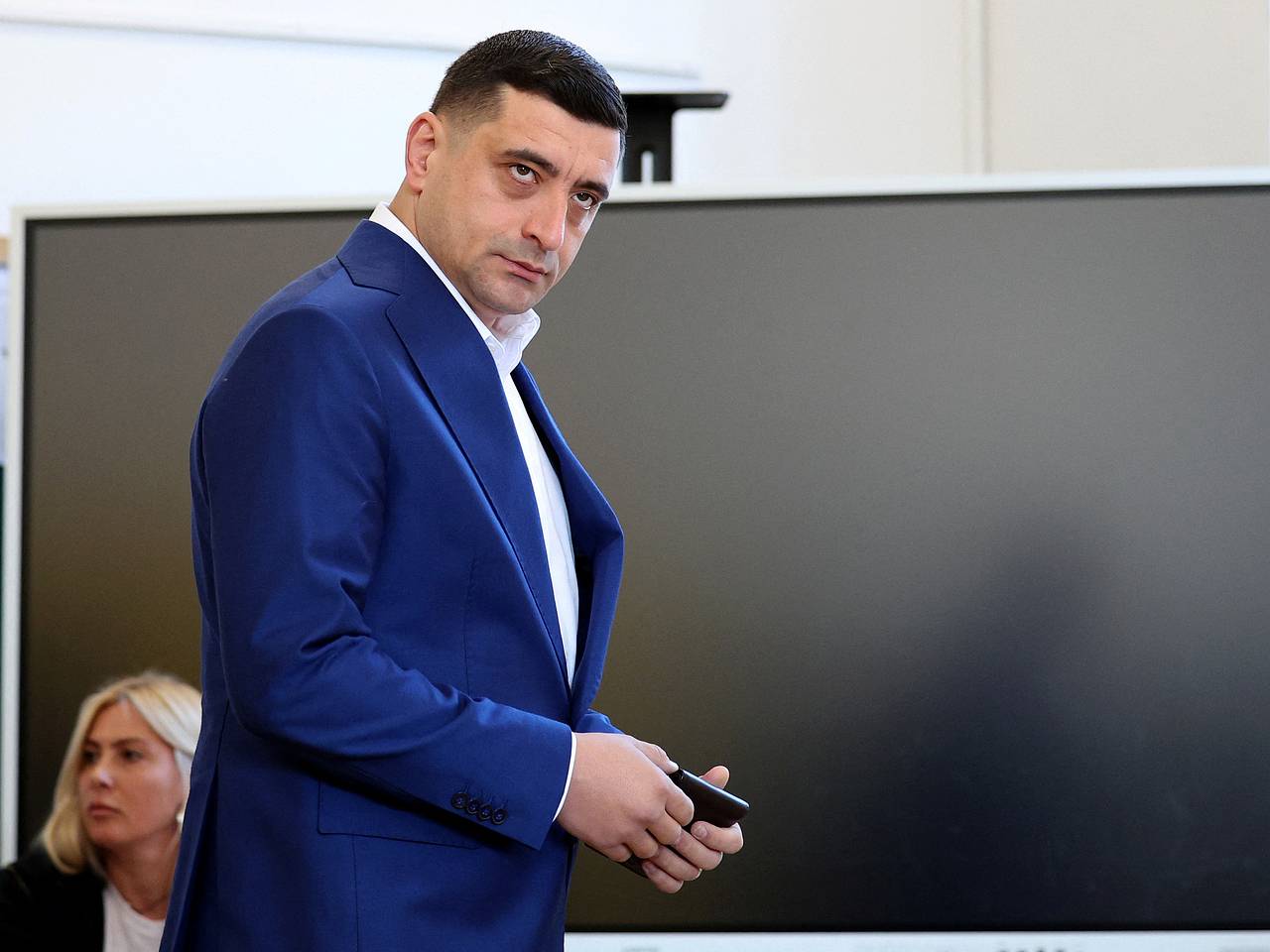 Фаворита президентских выборов в Румынии вывели с избирательного участка