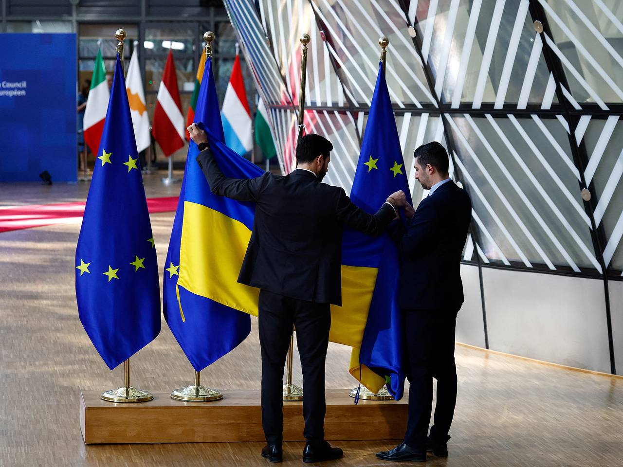 Евросоюз перевел Украине миллиард евро из доходов от замороженных активов России