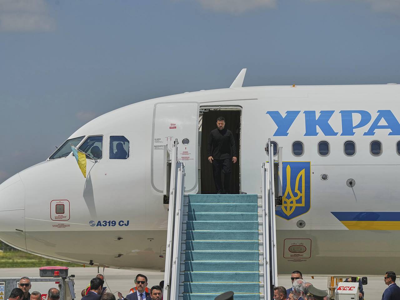 Вылет самолета Зеленского в Стамбул отложили