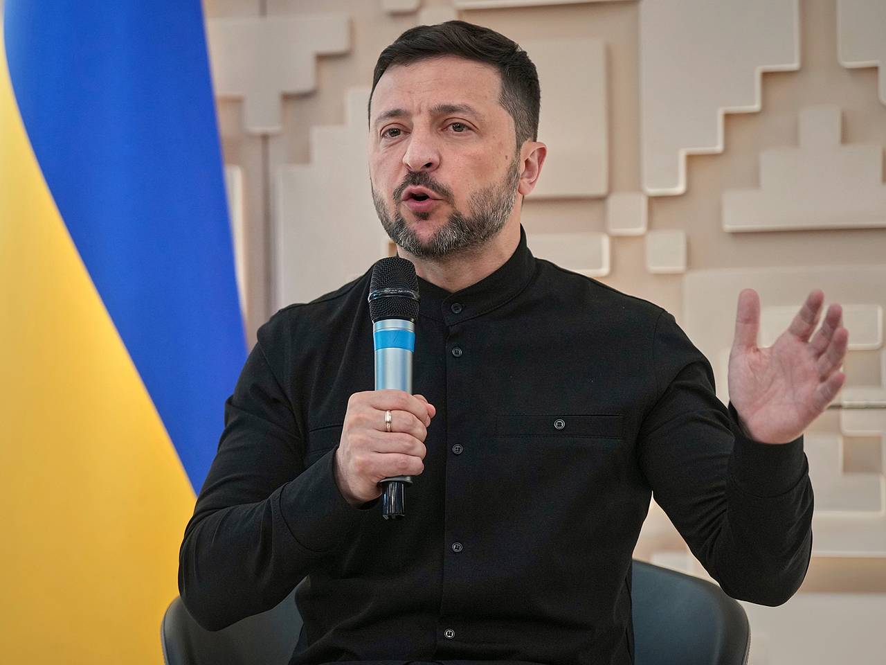 Зеленский предложил провести переговоры в онлайн-формате