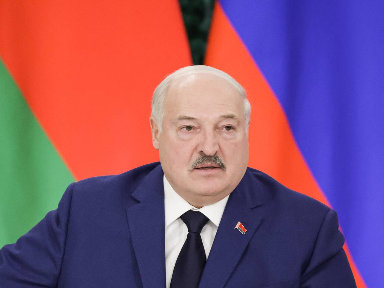 Лукашенко рассказал о машущей знаменами СС молодежи