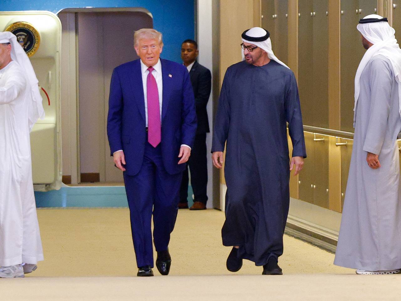 Длинноволосые девушки в ОАЭ начали трястись при появлении Трампа