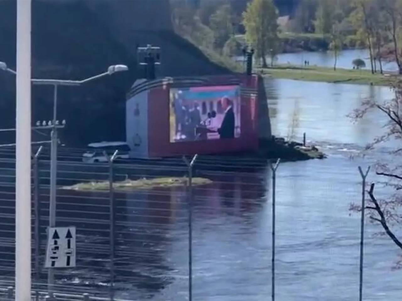 Эстонцы пришли посмотреть парад Победы на российскую границу