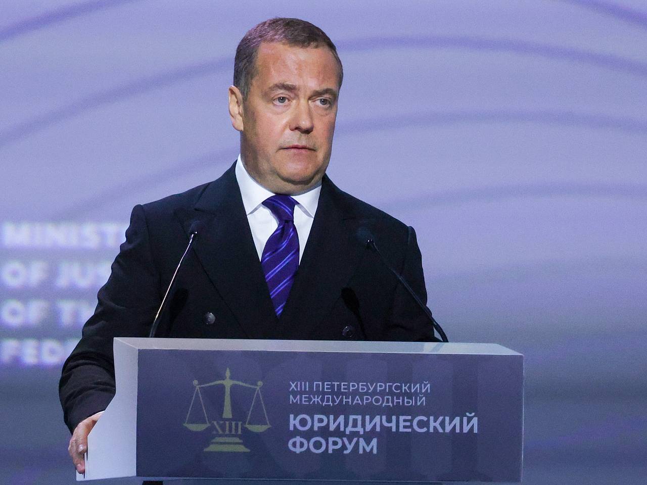 Медведев пошутил о салфетке Макрона