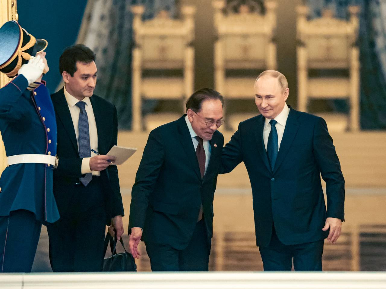 Путин показал премьеру Малайзии три трона и задал один вопрос