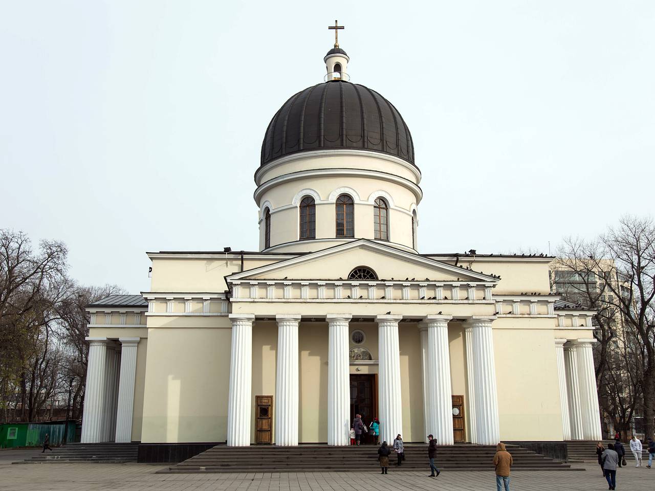В РПЦ осудили запрет на выезд из Молдавии епископу местной митрополии за благодатным огнем