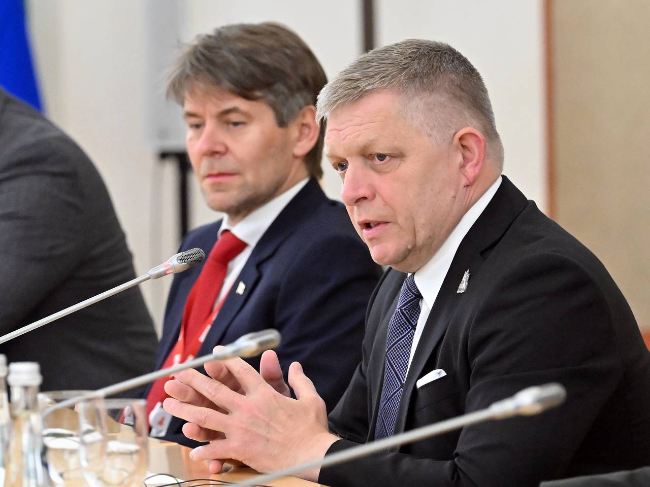 Мужчина с флагом Украины требовал убить премьера Словакии Фицо