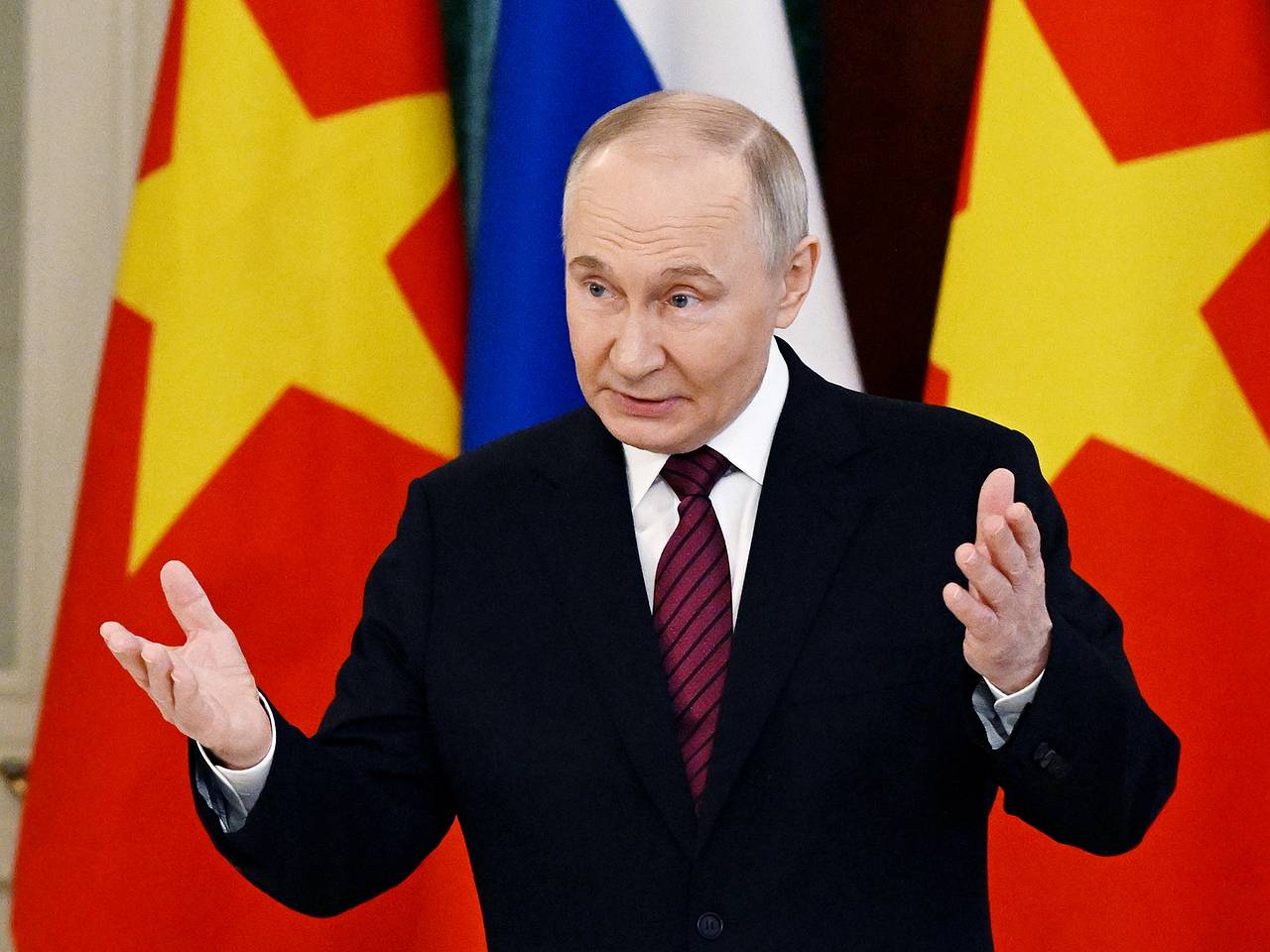 Путин на переговорах процитировал строчку из песни про Красную армию