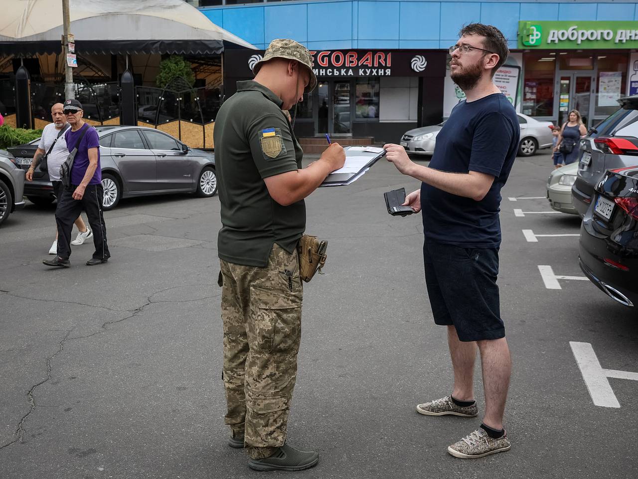 В украинском городе военкомы забрали всех мужчин из баров и ресторанов