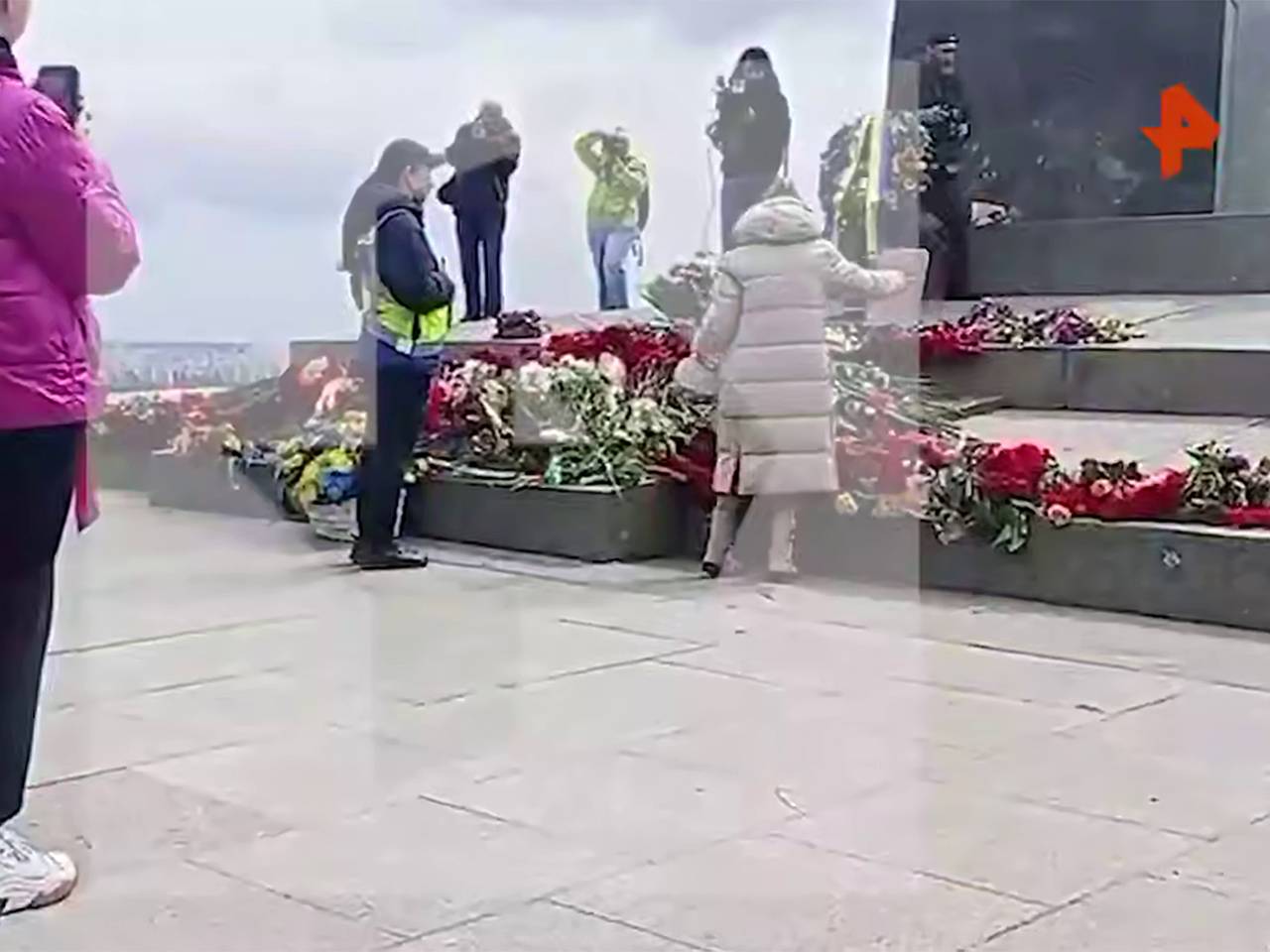 В Киеве задержали возлагавшую цветы к Вечному огню пенсионерку