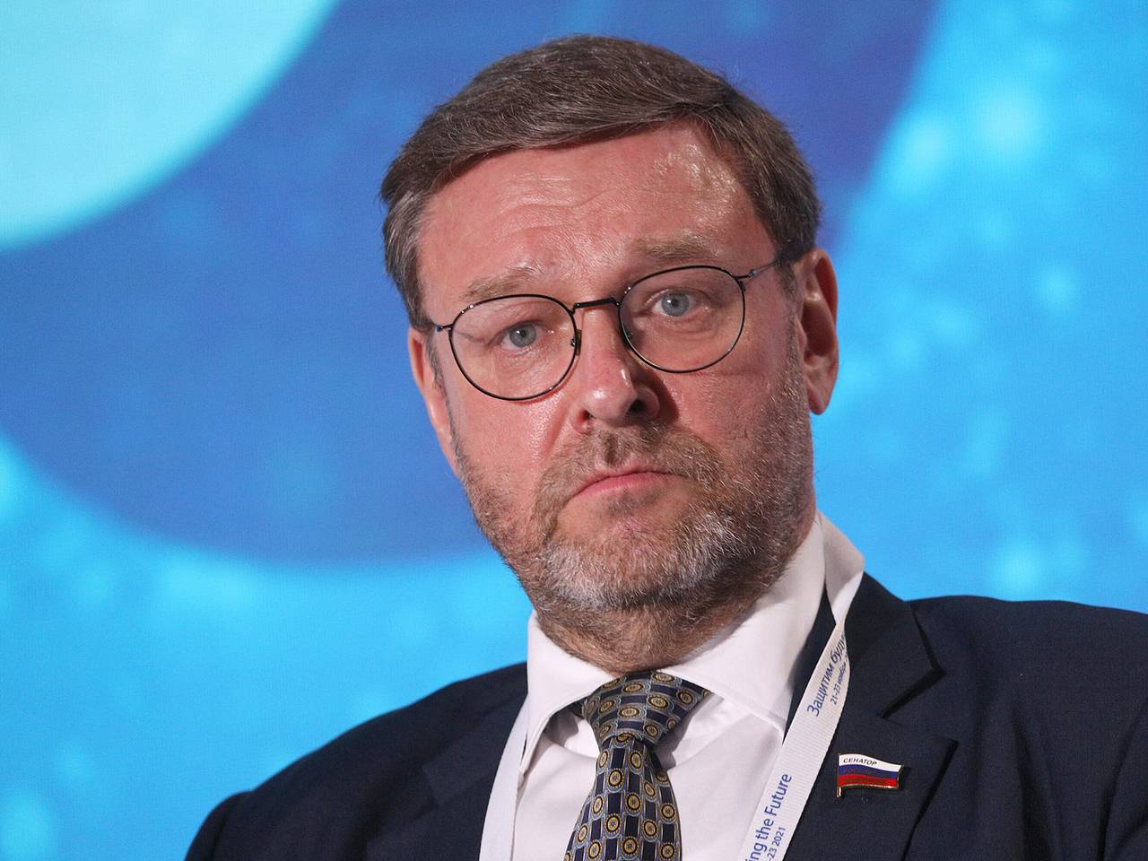 В Совфеде назвали провокацией осквернение российского флага грузинским певцом