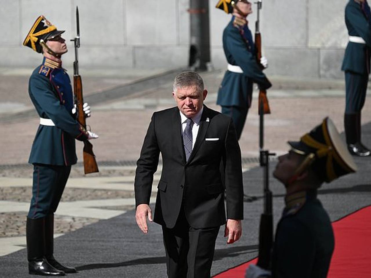 Фицо назвал детской шуткой попытки стран ЕС помешать его визиту в Россию