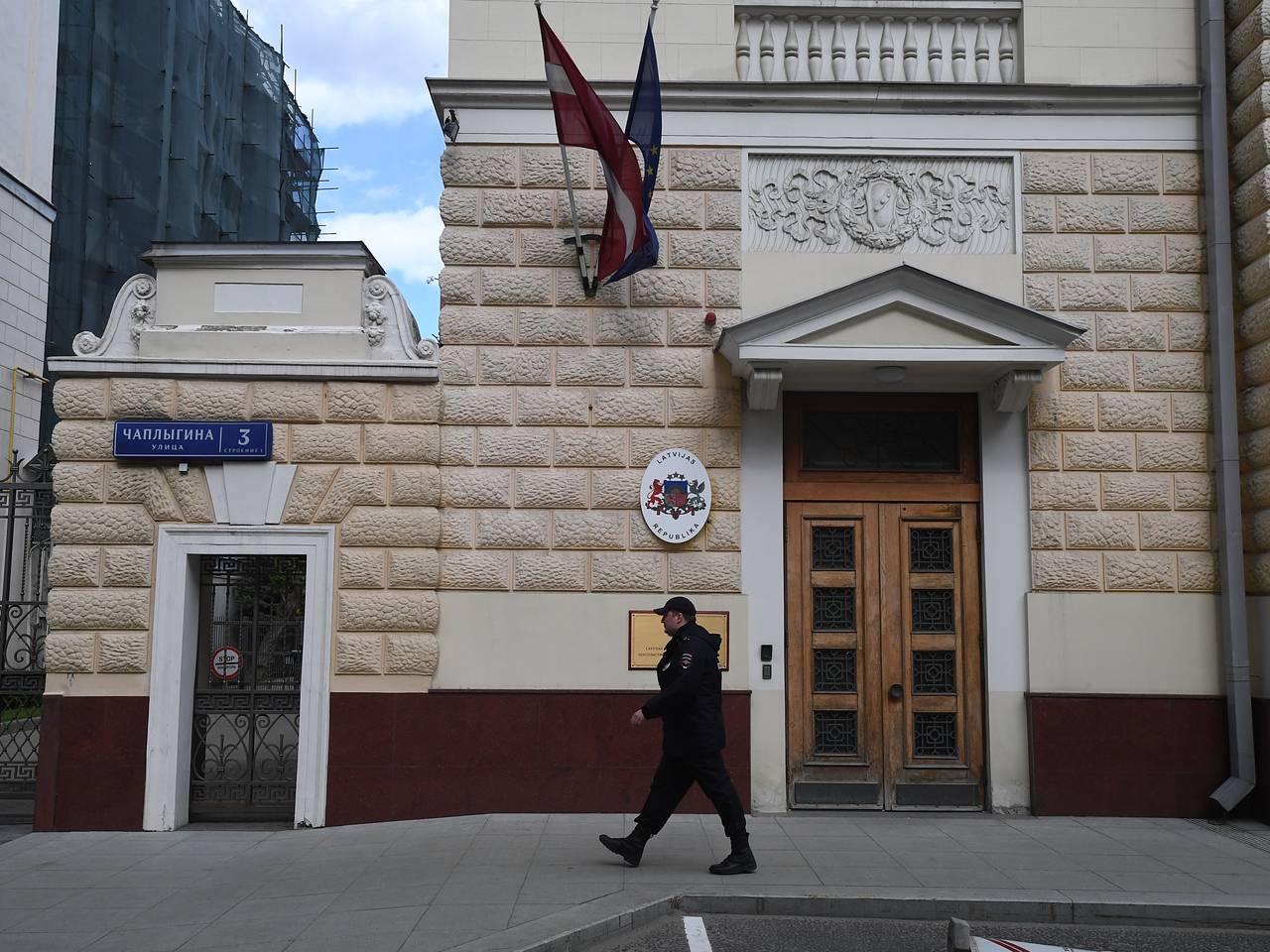 Возле латвийского посольства в Москве установили стенды о неонацизме