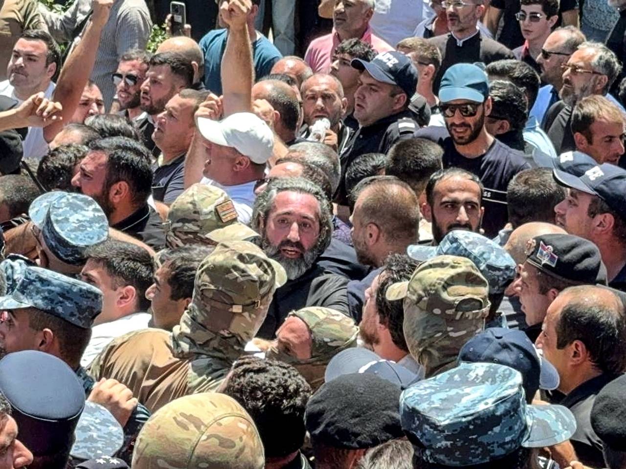 Появились кадры стычек армянских верующих с силовиками