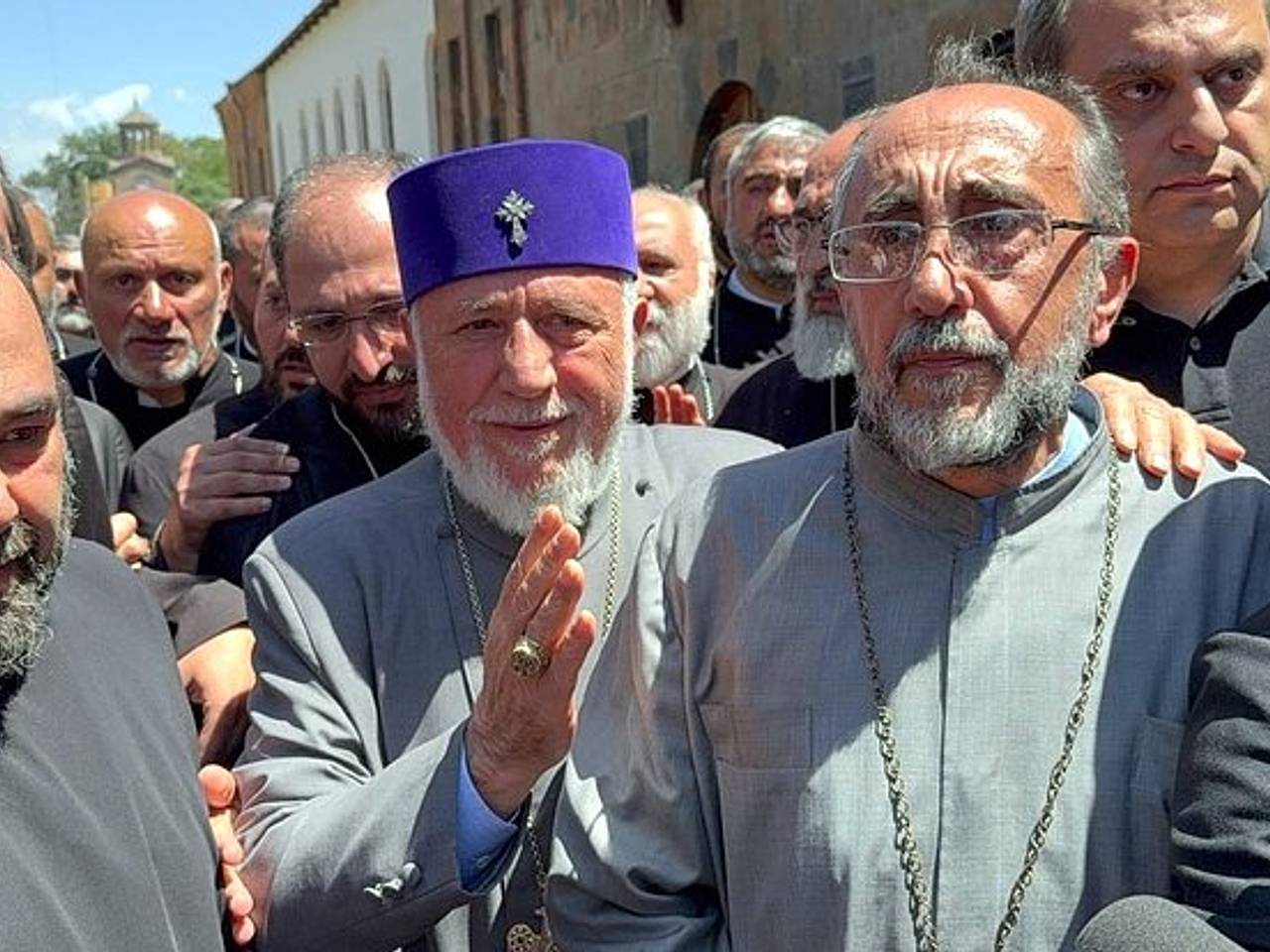 Суд арестовал архиепископа Микаеля Аджапахяна