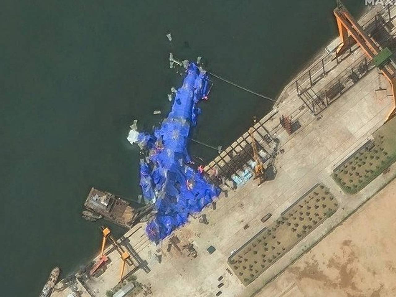 Власти Северной Кореи вернули опрокинувшийся эсминец в вертикальное положение