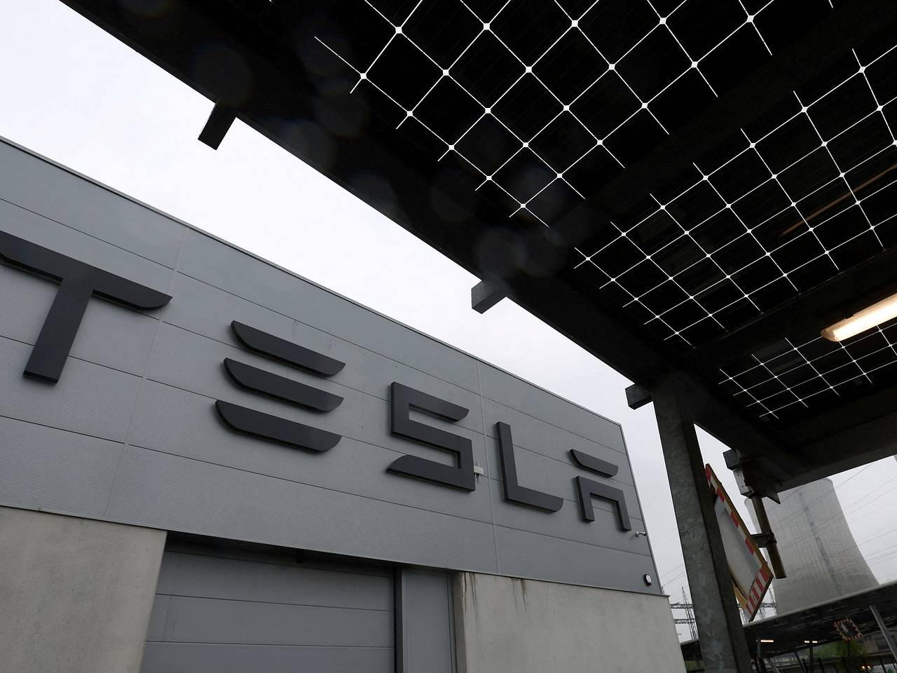 Акции Tesla обвалились из-за конфликта Трампа с Маском