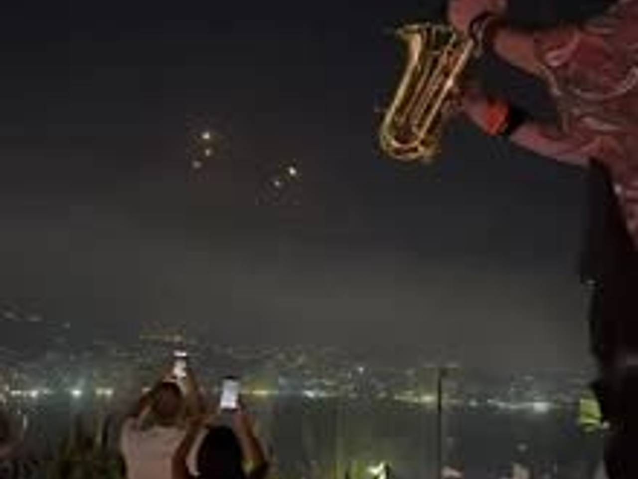 Появилось видео с играющим на фоне атаки Ирана на Хайфу саксофонистом