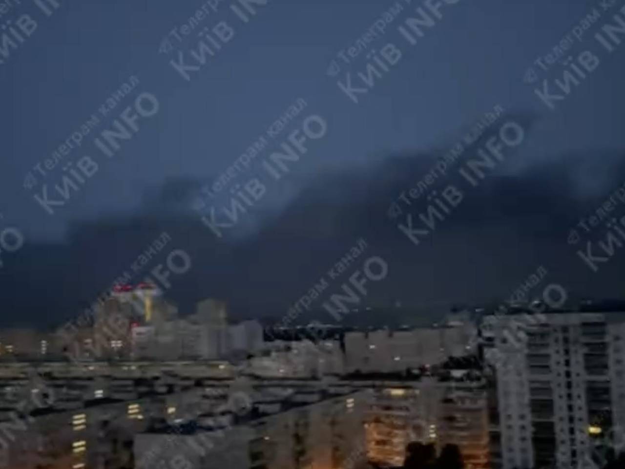 В Киеве после ночного налета дронов не увидели рассвета из-за черного дыма