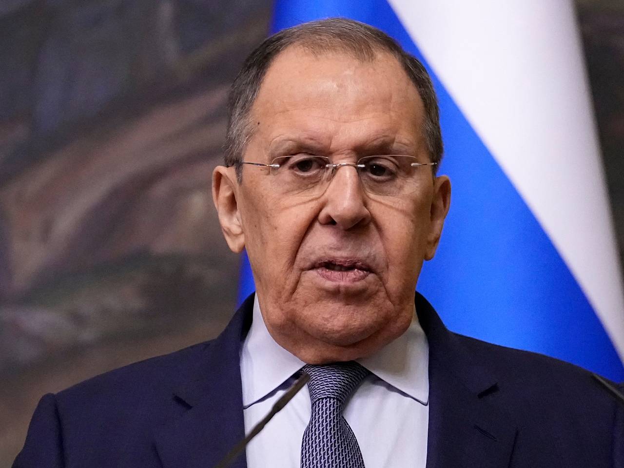 Лавров прибыл в Киргизию на встречу с президентом и главой МИД