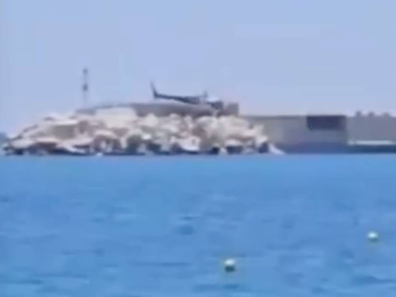 Вертолет с туристами упал в море у побережья Афин