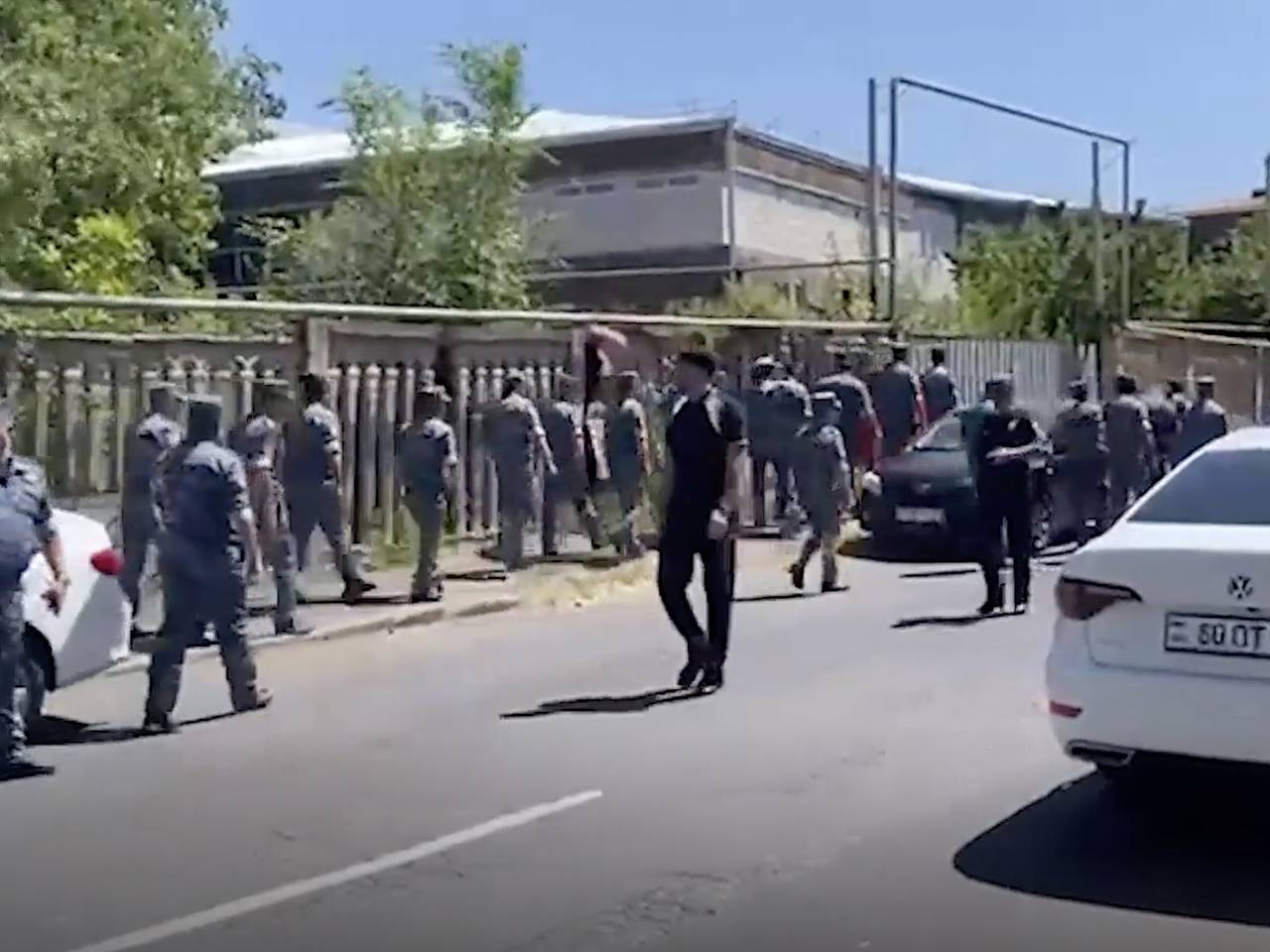 Во время заседания по делу Карапетяна к суду стянули толпу силовиков