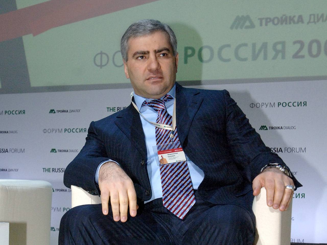 Карапетян вышел из дома и сел в полицейскую машину