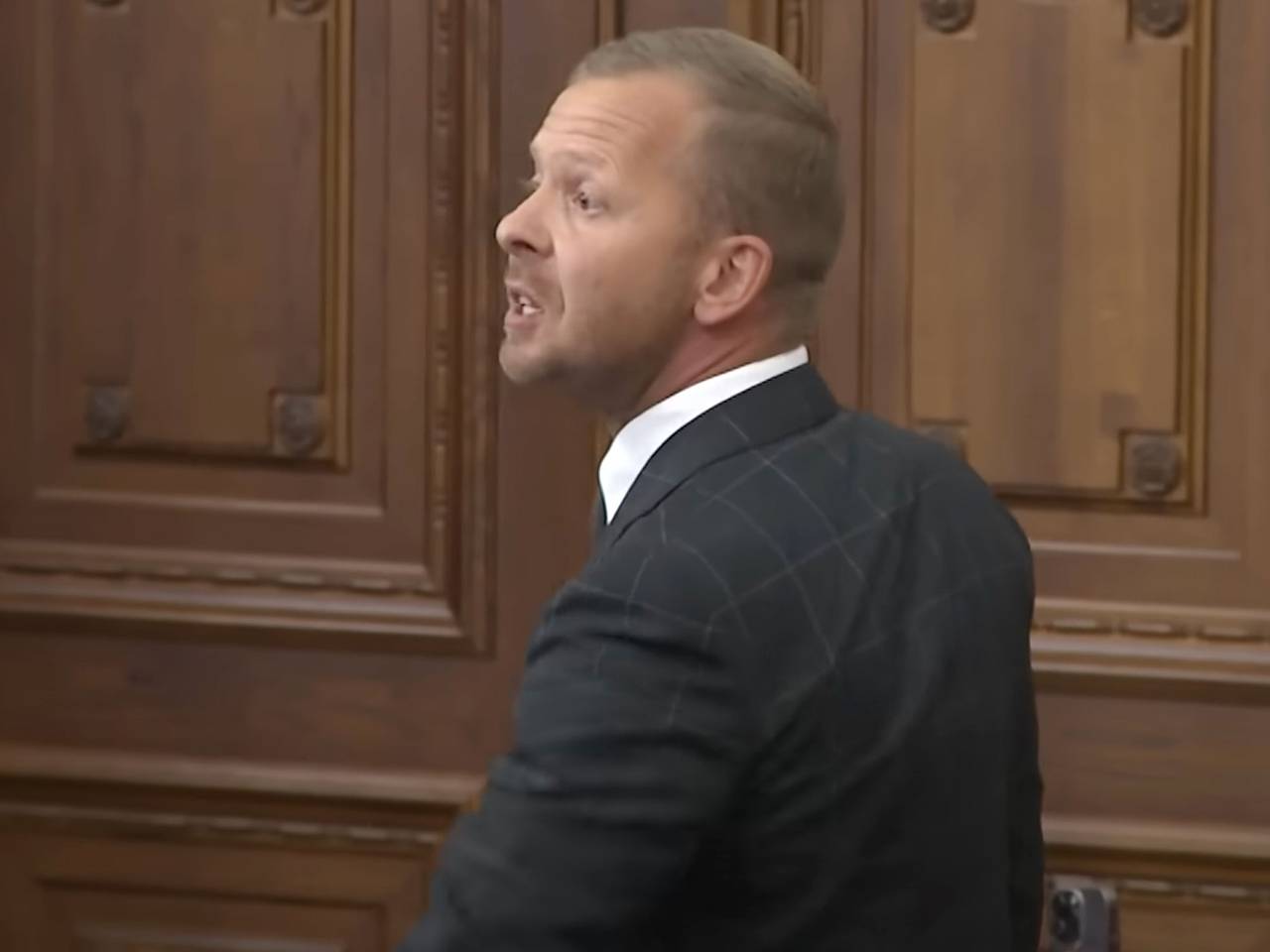 Защищавший русский язык депутат победил на выборах и лишился мандата