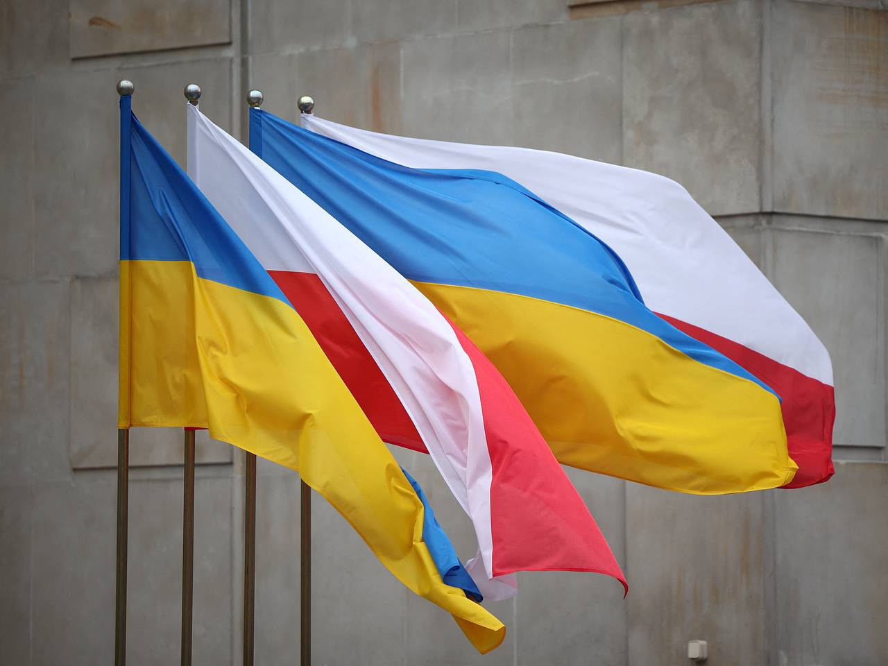 Польский театр убрал украинский флаг из-за угроз
