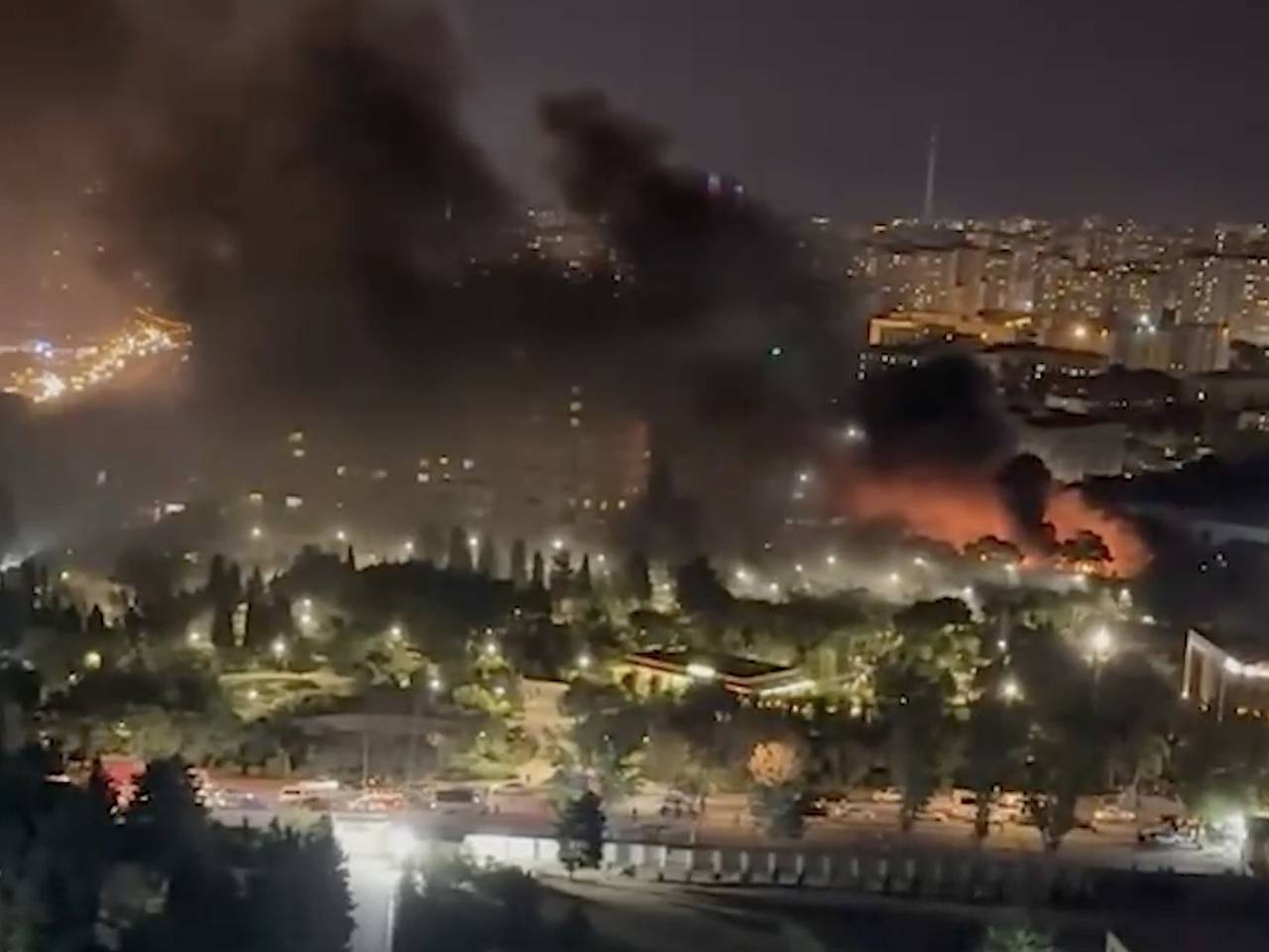 Возникший после взрыва на киностудии в Баку пожар попал на видео