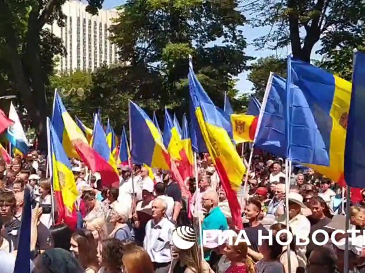 Стало известно о десятке тысяч протестующих в Молдавии