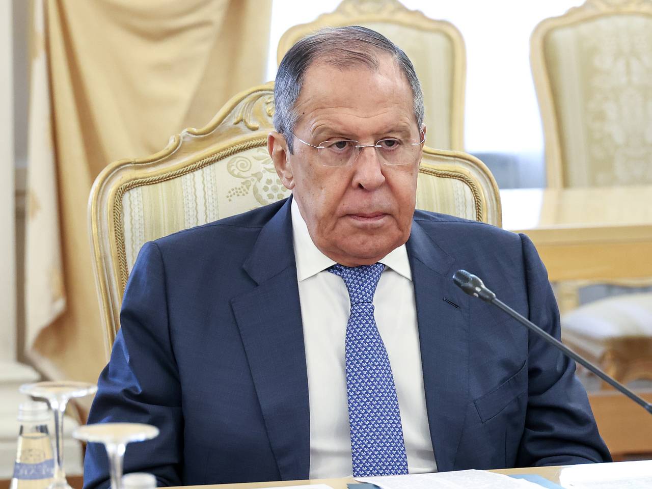 Лавров прилетел на переговоры в соседнюю с Ираном страну
