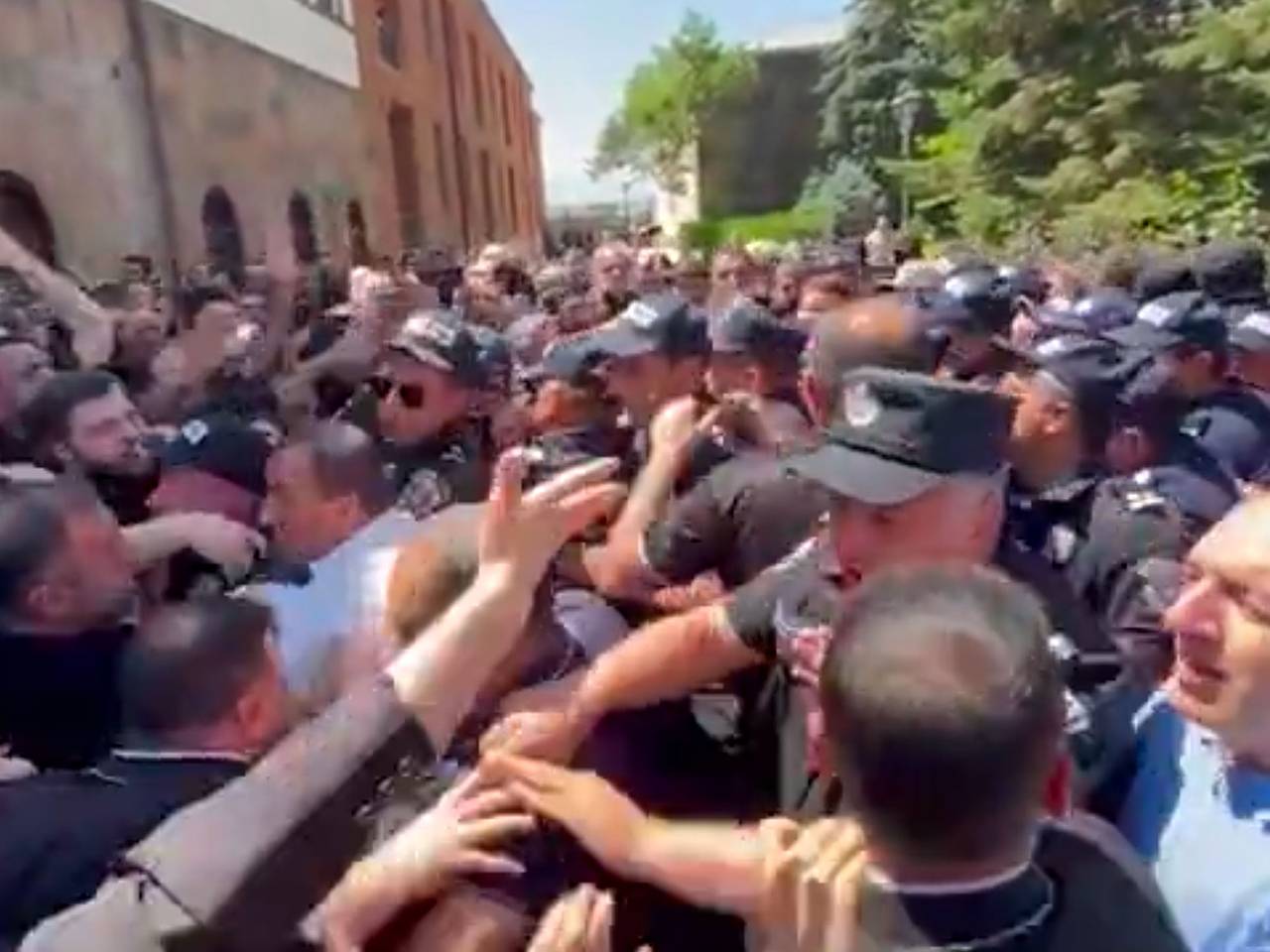 В резиденции армянского католикоса произошла потасовка с полицией