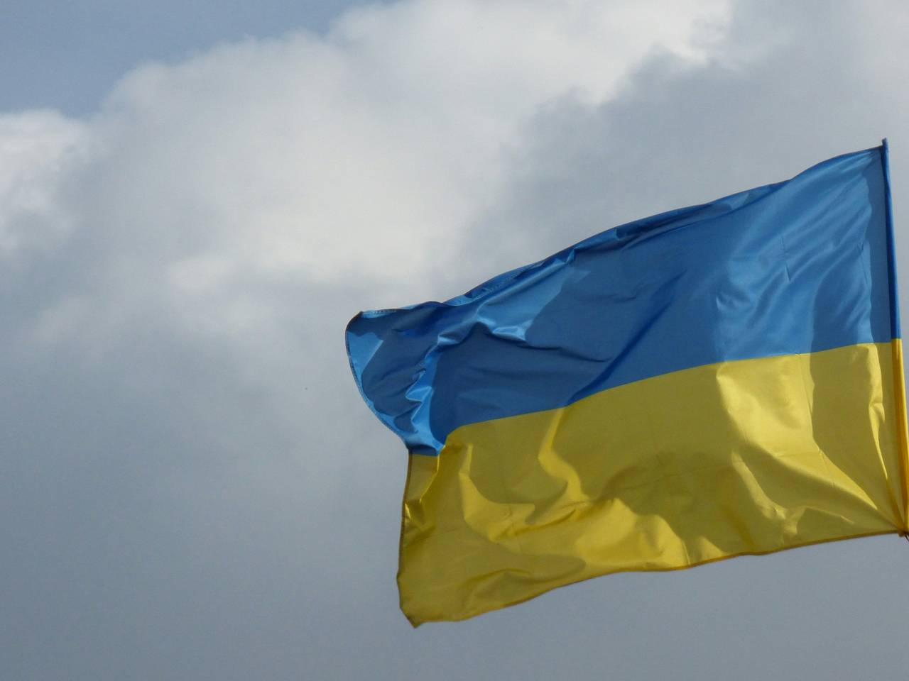 Несколько мужчин покинули Украину по документу с подписью российского императора