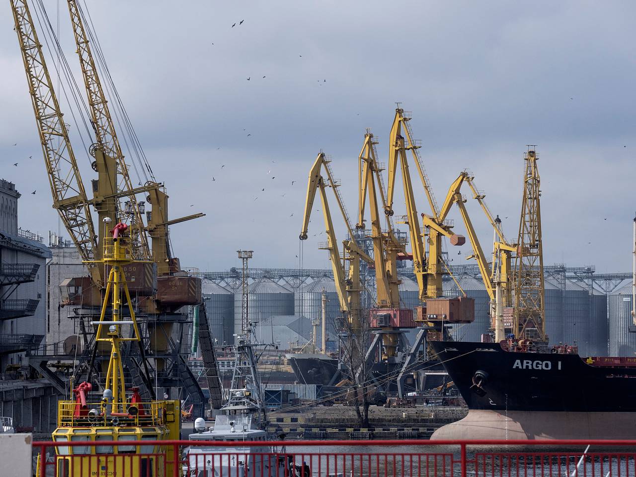 В Одессе после удара ВС РФ начался сильный пожар