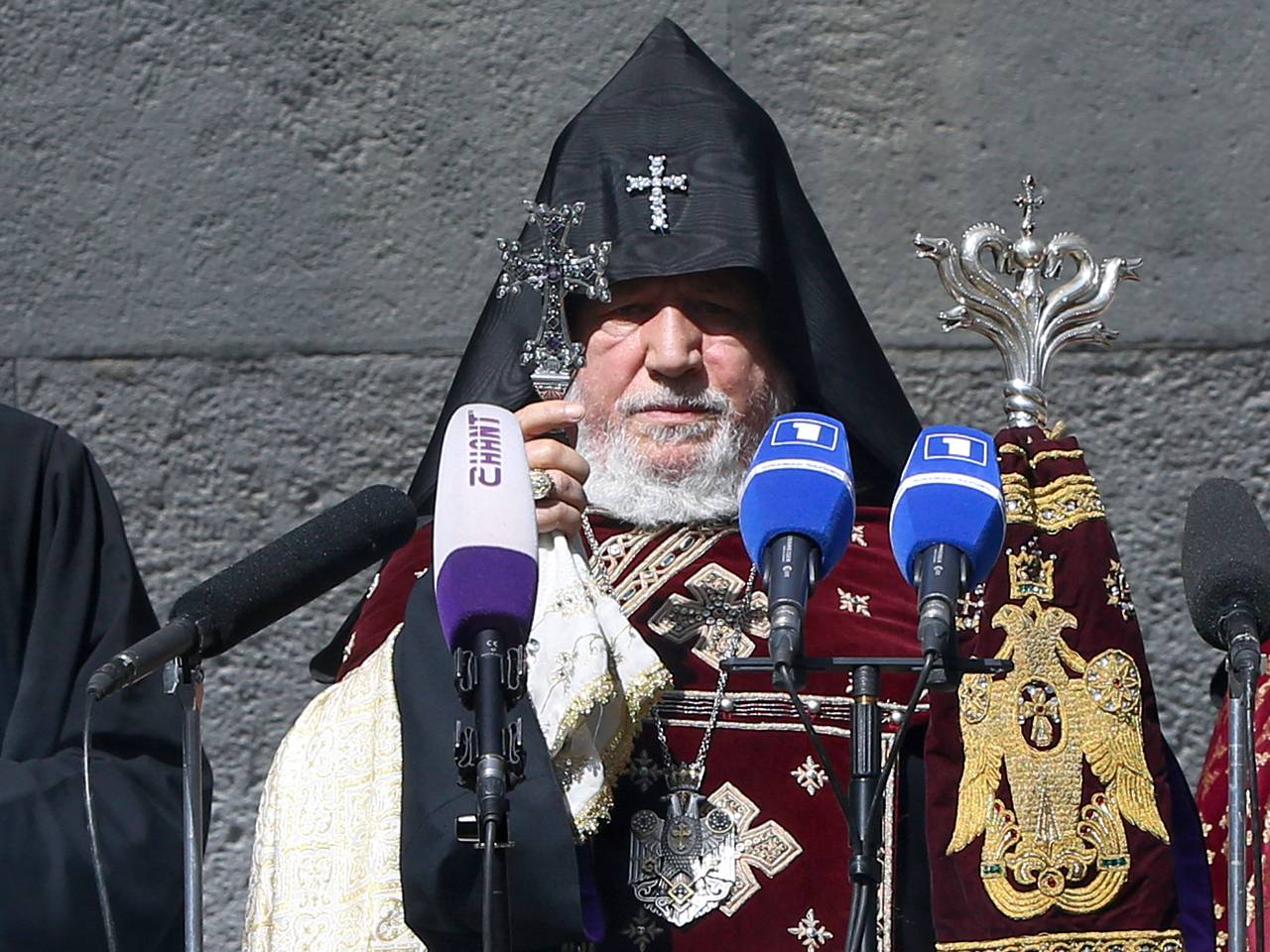 Пашинян обвинил главу Армянской Церкви в нарушении обетов и потребовал его отставки