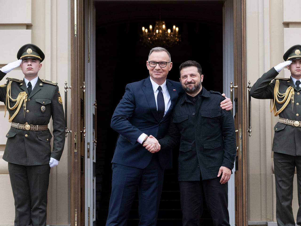 Стало известно о дерзком жесте охранника президента Польши в ходе визита в Киев