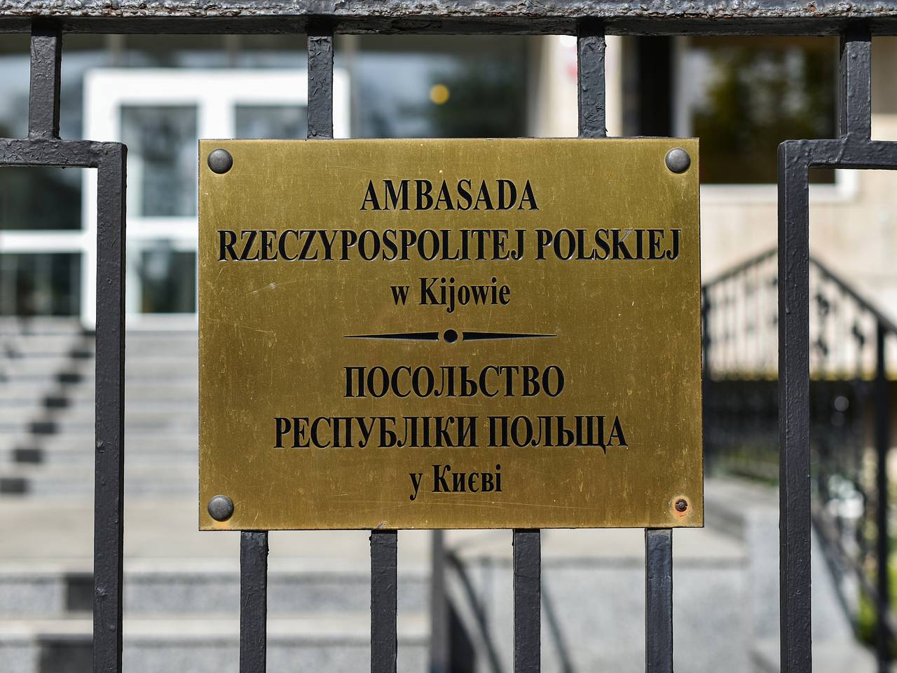 МИД Польши направил России ноту из-за повреждения посольства в Киеве