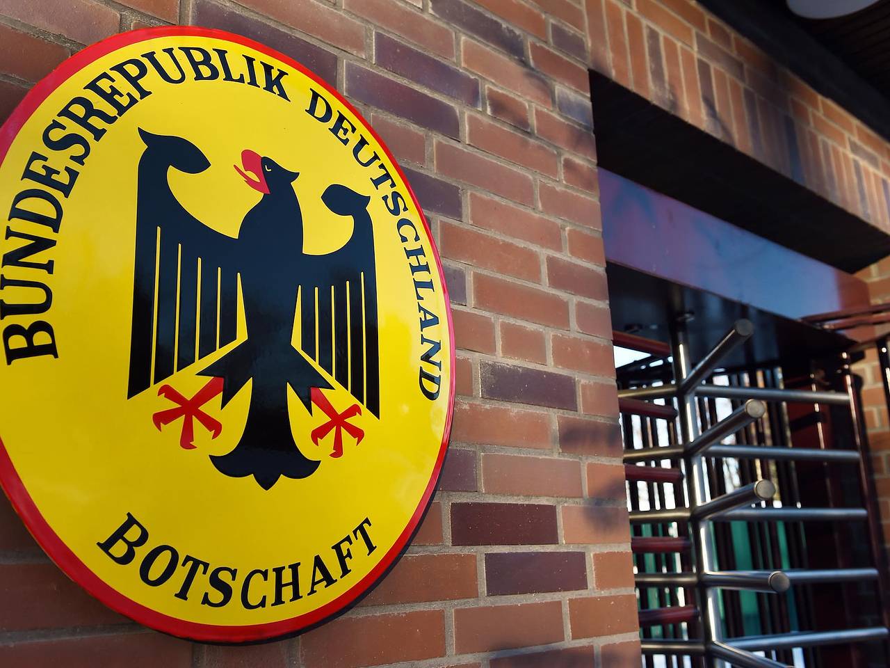 Посольство Германии извинилось за издевательство над флагом СССР