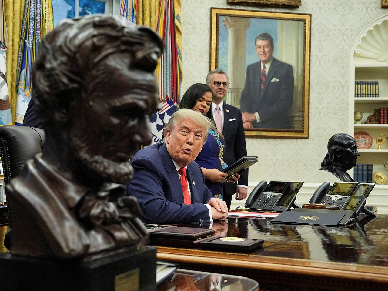 Трамп показал связанную с сексуальным скандалом комнату Белого дома