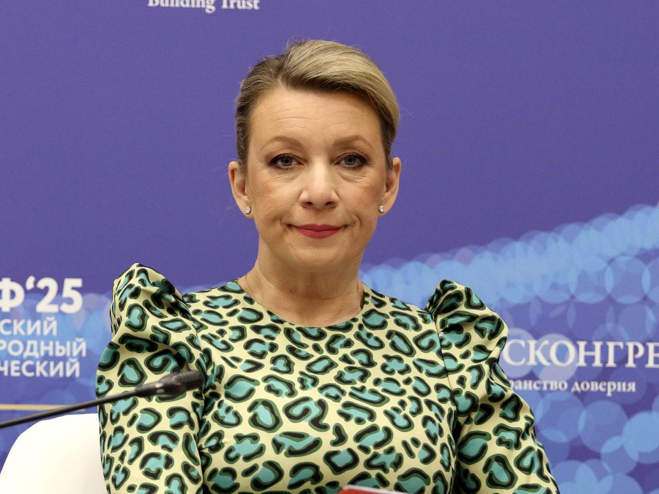Захарова прокомментировала издевку посольства ФРГ над флагом СССР