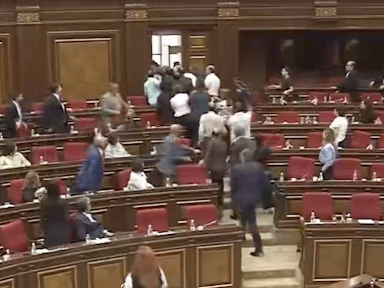 Устроившего потасовку в парламенте Армении депутата арестовали